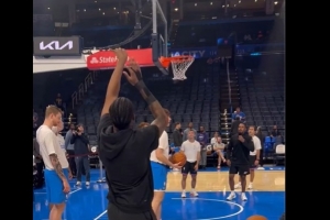 杰倫威訓(xùn)練仍用左手投籃！球隊稱其恢復(fù)一切都在計劃之中