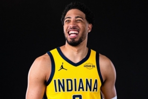 場邊觀戰(zhàn)指導的一年！哈利伯頓曬定妝照：生涯第6賽季 球員兼教練