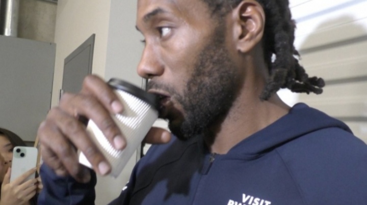 cue一下老詹！記者問杯子裝得啥 小卡打趣：軒尼詩??