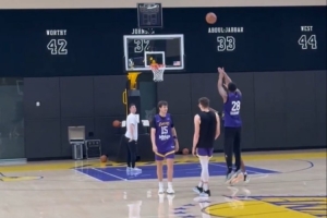 小里挺鐵~里夫斯、八村塁和克內(nèi)克特訓(xùn)練結(jié)束后加練三分球