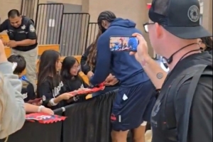 船記：哈登訓(xùn)練后為至少一百人簽了名 還在不斷感謝球迷的到來