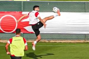 這球感絕了！K77面對(duì)來(lái)球騰空跳起，用腳面穩(wěn)穩(wěn)停球