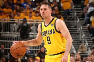 后場(chǎng)再折一將！卡萊爾：麥康納因腿筋拉傷至少缺陣一個(gè)月