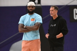 楊毅：27年湖人要釣大魚&跟詹姆斯沒關系 以往都是球隊求老詹續(xù)約