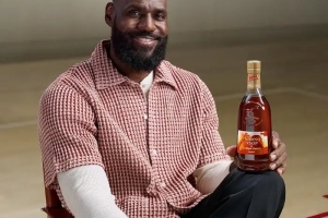 詹姆斯缺席數(shù)周！美記打趣：或許他該抹點(diǎn)軒尼詩(shī) 沒(méi)準(zhǔn)就好了