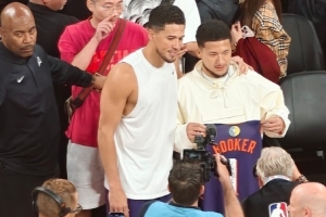 幾分相似？布克賽后與其模仿者“中國(guó)布克”合影 并贈(zèng)送簽名球衣