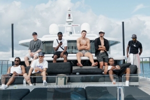 熱火兄弟情！希羅曬照：眾隊(duì)友們游艇出海團(tuán)建！