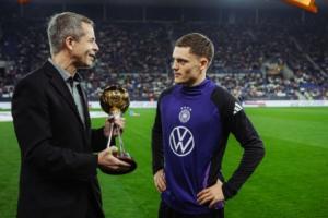 上賽季45場16球15助！維爾茨今日賽前領(lǐng)取德國足球先生獎杯