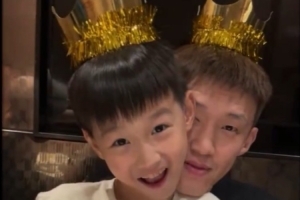 周鵬曬和兒子一起過(guò)生日視頻：謝謝九歲的小九 祝我們生日快樂(lè)