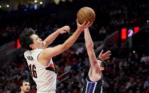 隊(duì)記：楊瀚森單挑尤班克斯 背運(yùn)+轉(zhuǎn)身一套連招下來觀眾陷入瘋狂