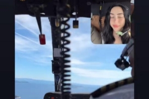 亞馬爾與女友在克羅地亞度假，吐槽女友坐直升機(jī)5分鐘就暈機(jī)