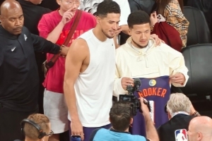 布克：很高興看到中文布克 有空間距離但中國(guó)賽是相遇的完美地方