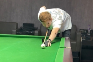 水平如何？周琦社媒曬自己打臺(tái)球視頻：臺(tái)球“刺客”