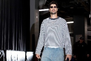 型男入場秀！楊瀚森&霍勒迪連帽衫套裝 格蘭特上身《千與千尋》