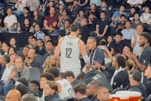 媒體人：蔡老板昨晚和曾凡博擊掌鼓勵(lì)他 曾囑咐教練多給小曾機(jī)會(huì)