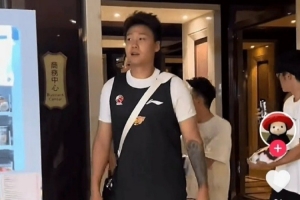 時(shí)光倒流既視感！趙睿隨廣東全運(yùn)男籃備戰(zhàn) 身穿宏遠(yuǎn)訓(xùn)練服亮相