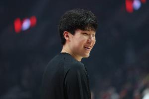 小楊第一個跑入場內與樂福擁抱慶祝 細節(jié)進一步提升隊內好感度