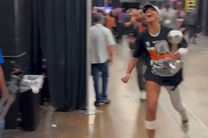 分貝爆表！奪冠后 阿賈球員通道內(nèi)手捧獎(jiǎng)杯邊跑邊喊慶祝