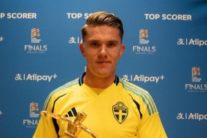 約克雷斯在昨日領(lǐng)取歐國聯(lián)最佳射手獎杯，9球領(lǐng)跑射手榜