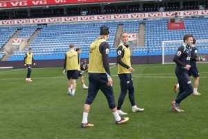 哈蘭德戴麥克風(fēng)參加挪威隊(duì)訓(xùn)練，調(diào)侃隊(duì)友：你喝大了？