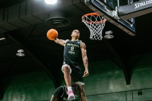 這四扣什么水平？奧尼爾二兒子沙基爾拿到校隊(duì)扣籃大賽冠軍！