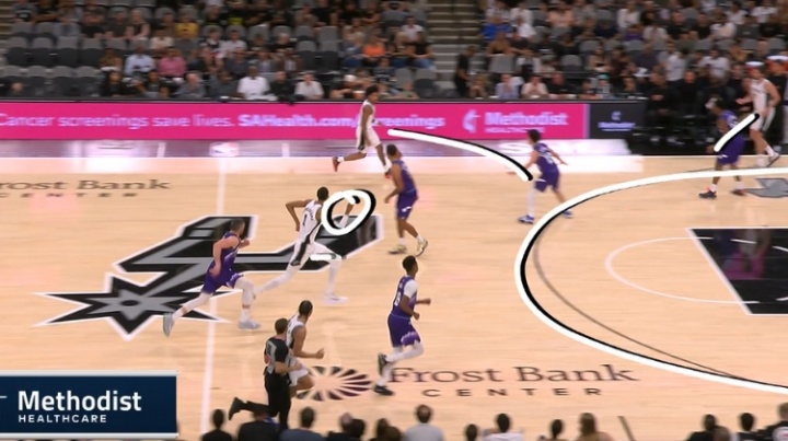 太夸張了??文班剛過半場就示意哈珀可以空接 隨后接球成功完成