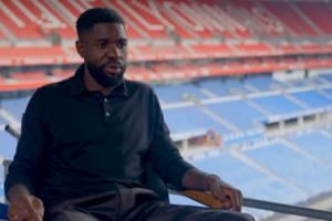 記者：法國(guó)vs阿塞拜疆中場(chǎng)時(shí)間，法國(guó)足協(xié)為烏姆蒂蒂舉辦退役儀式