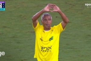 風采依舊！傳奇賽巴西8-3意大利，羅馬里奧中圈啟動單刀吊射破門