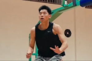 一步一個(gè)腳印！跑跳變向擼鐵舉重汗如雨下 崔永熙最新康復(fù)訓(xùn)練