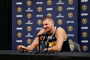 約基奇to卡梅隆-約翰遜：不用刻意融入 做你自己保持侵略性