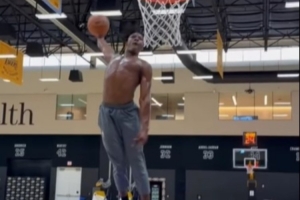 極度舒展！湖人新秀阿杜自拋自扣 墊步起飛單臂轟炸籃筐！