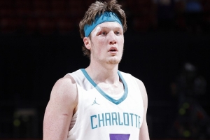 不像會打球！5號秀克尼佩爾上半場7投1中僅得2分4籃板 出現(xiàn)3失誤