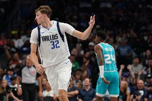 攻防一體實(shí)力超群！弗拉格半場(chǎng)7中4得到11分3板4助3斷 正負(fù)值+9！