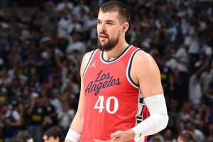 和隊(duì)友互換人生會(huì)選誰(shuí)？祖巴茨：這個(gè)夏天小卡太難了 肯定不選他