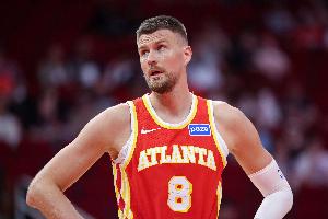 波津上半場(chǎng)3投2中&三分1中1得到8分5板1助2帽 正負(fù)值+11全隊(duì)最高