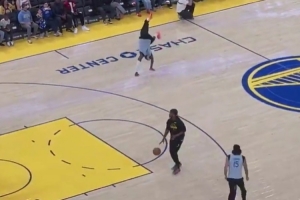 都挺會(huì)玩！希爾德側(cè)手翻后出手三分 結(jié)果被巴特勒用“上籃”干擾