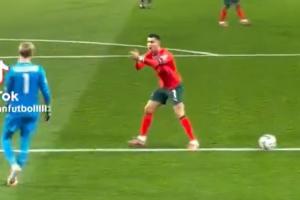 ??C羅主動(dòng)擺球并貼臉鼓掌催促凱萊赫發(fā)球，后者豎大拇指回應(yīng)