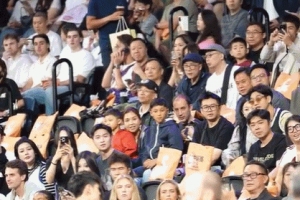 是偶像也是爸爸隊(duì)友！周琦兒子“糊糊”被曾凡博抱起 2人親密互動(dòng)