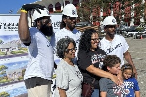 展現(xiàn)團隊凝聚力！快船全員參加當(dāng)?shù)厣鐓^(qū)活動 與球迷暖心互動！