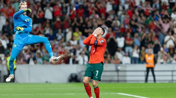 名場(chǎng)面！C羅失點(diǎn)后仰天長(zhǎng)嘆雙手捂臉 凱萊赫撲點(diǎn)高高躍起揮拳慶祝