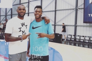 范德比爾特2016年曾曬出和詹姆斯的合照！并配文：詹姆斯和GOAT