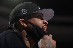 艾弗森：我愛(ài)庫(kù)里的比賽方式 他的為人和競(jìng)爭(zhēng)心態(tài)都值得學(xué)習(xí)