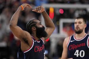 專注喂餅！哈登半場僅3次出手命中1球 送10次助攻另有3分5籃板