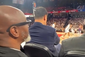 看了又好像沒(méi)看！球迷中國(guó)賽坐在姚明和奧尼爾身后 啥也看不見(jiàn)