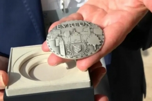 新科金球得主！RMC：登貝萊獲頒家鄉(xiāng)的城市獎(jiǎng)?wù)?，市長(zhǎng)親自頒發(fā)