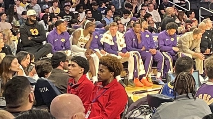 詹姆斯坐骨神經(jīng)痛蹺二郎腿？DeepSeek：危險(xiǎn)??可能加重傷情