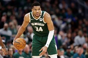 命中20記三分！字母哥：上賽季我們?nèi)志秃芎?新賽季會做得更好