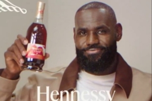 巔峰時刻 經(jīng)典瓶身！軒尼詩發(fā)布詹姆斯出鏡的廣告 后者進(jìn)行了轉(zhuǎn)發(fā)