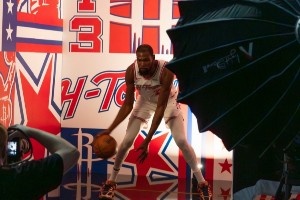 火箭隊(duì)拍攝城市版球衣定妝照 邀請(qǐng)季票持有球迷到場(chǎng)互動(dòng)