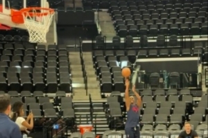 快船季前賽主場戰(zhàn)掘金 保羅賽前熱身飚中負(fù)角度三分